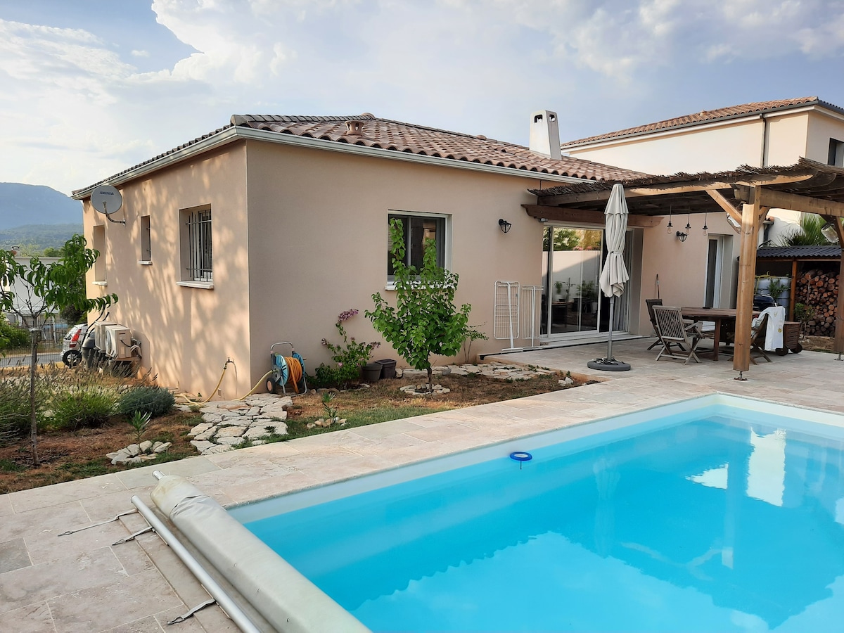 Superbe villa face Pic St Loup, piscine, pkg, wifi