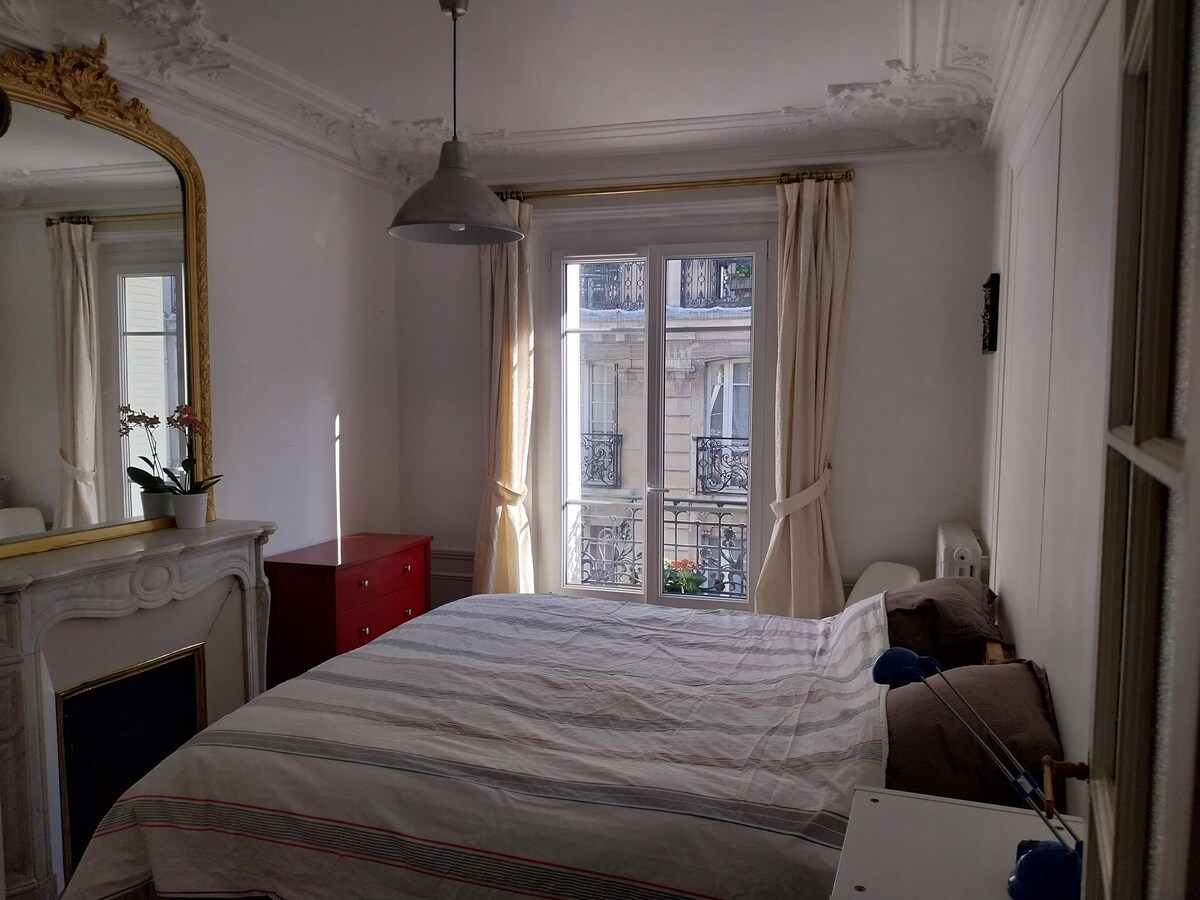 Chambre et salon Haussmannien grand lit ou 2 lits