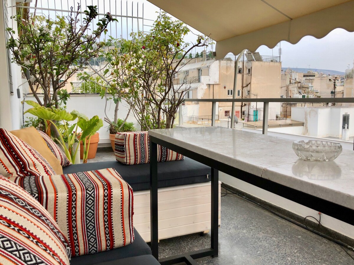 极简主义单间公寓，带郁郁葱葱的屋顶露台