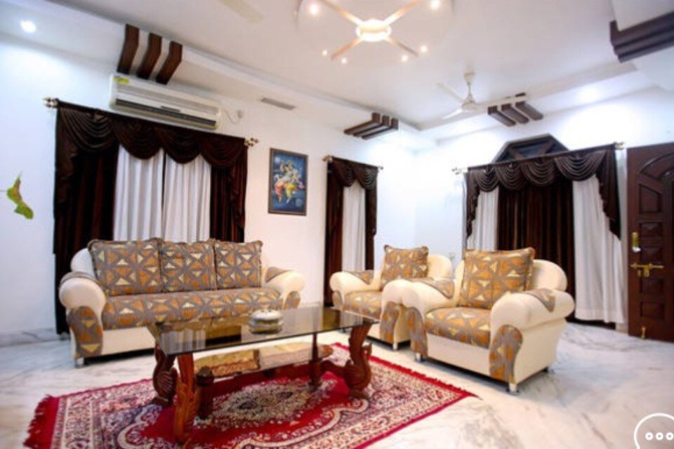 位于Nagpur精英区的舒适客房。