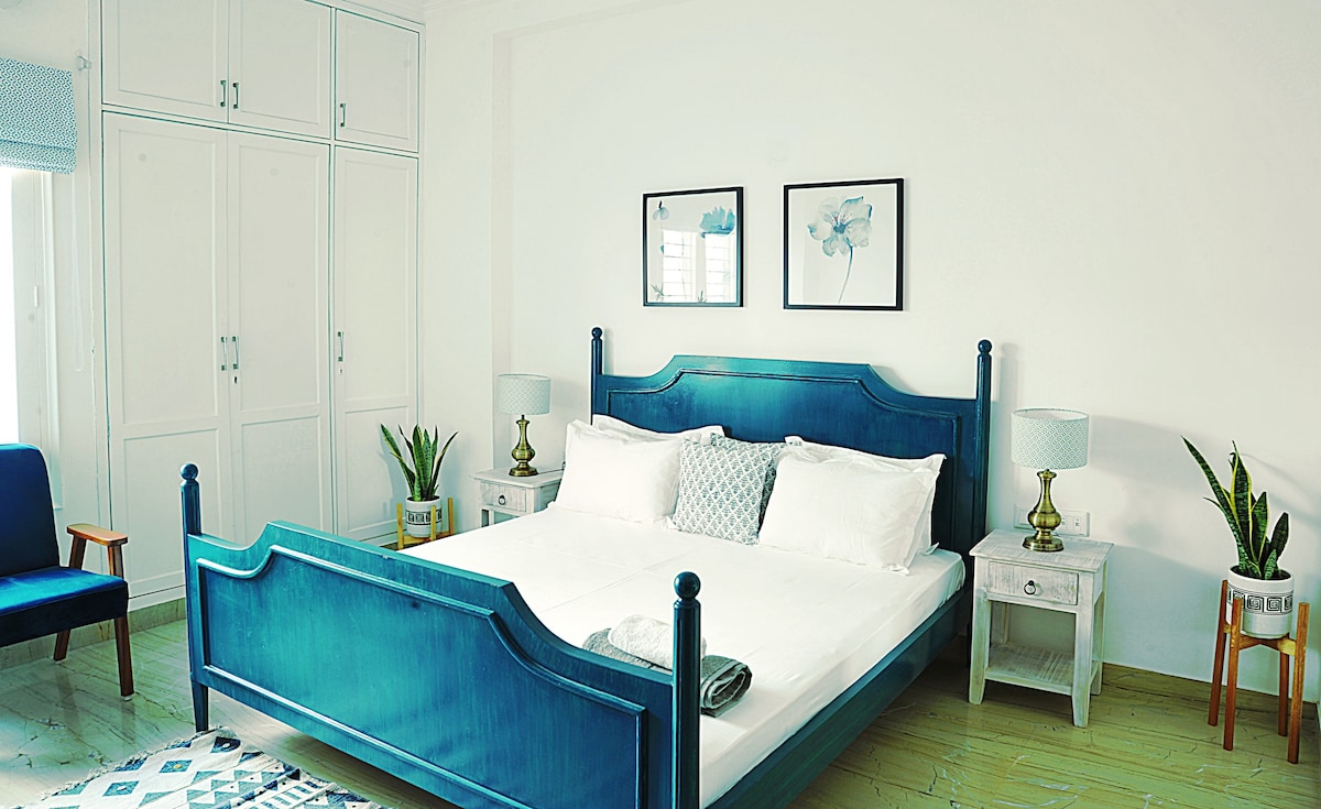 共用空间中的复古蓝色-时尚独立房间