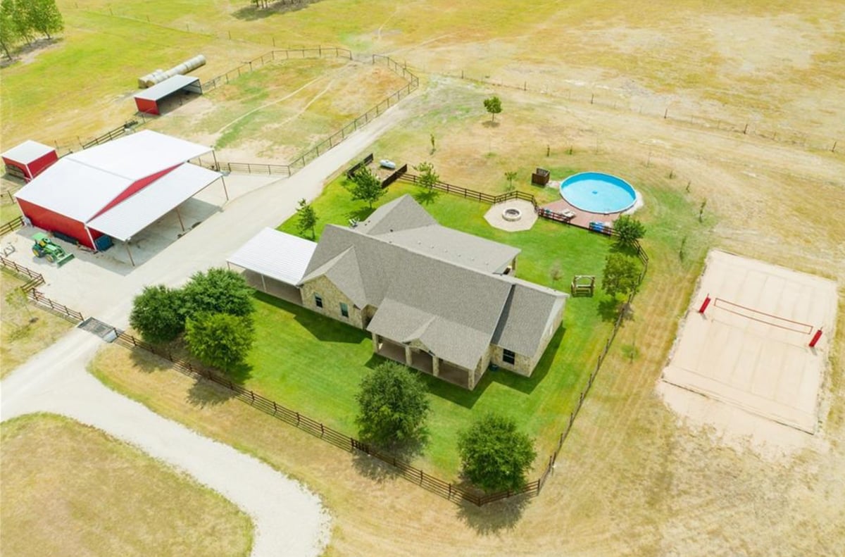 Beautiful and Relaxing Ranch Home- NEW POOL!