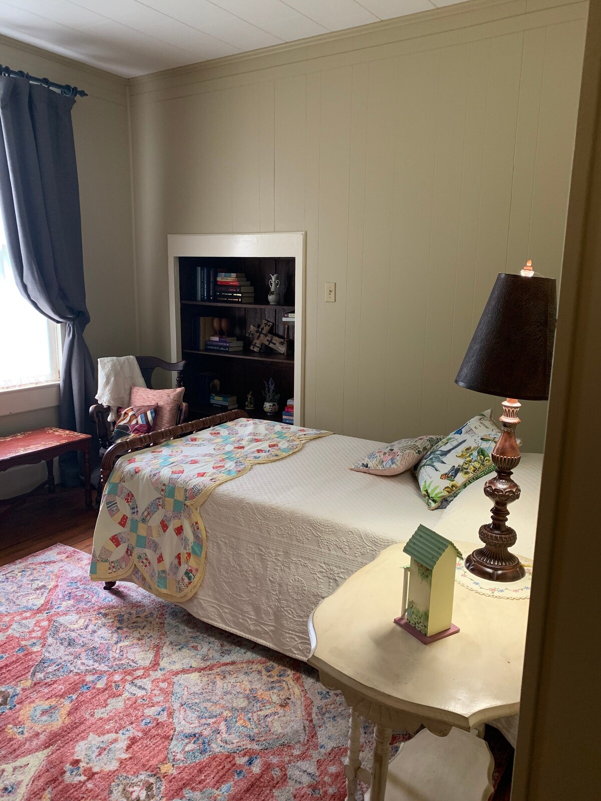Keller Hs/Upstairs Private Twin Beds/Shared Bath