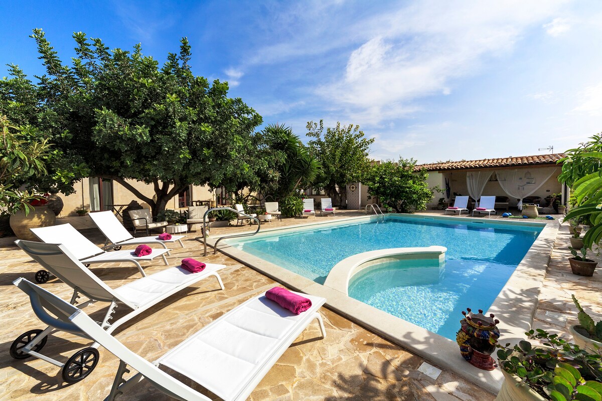 Villa U Marchisi BnB泳池和花园3