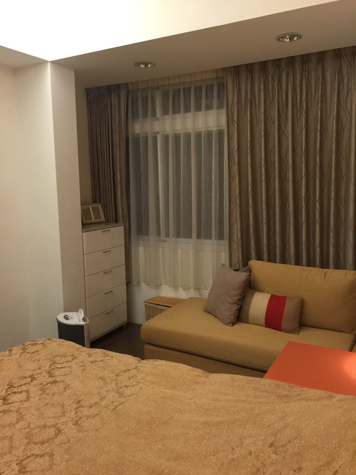 台北市信義區安靜採光好 公寓,獨立房間一大床,乾淨房間,設備齊全交通便利