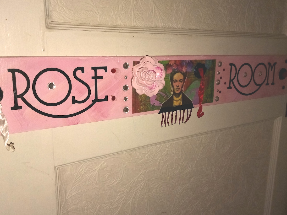 Frida Kahlo 's Sweet Rose Room in the Art House B&B
