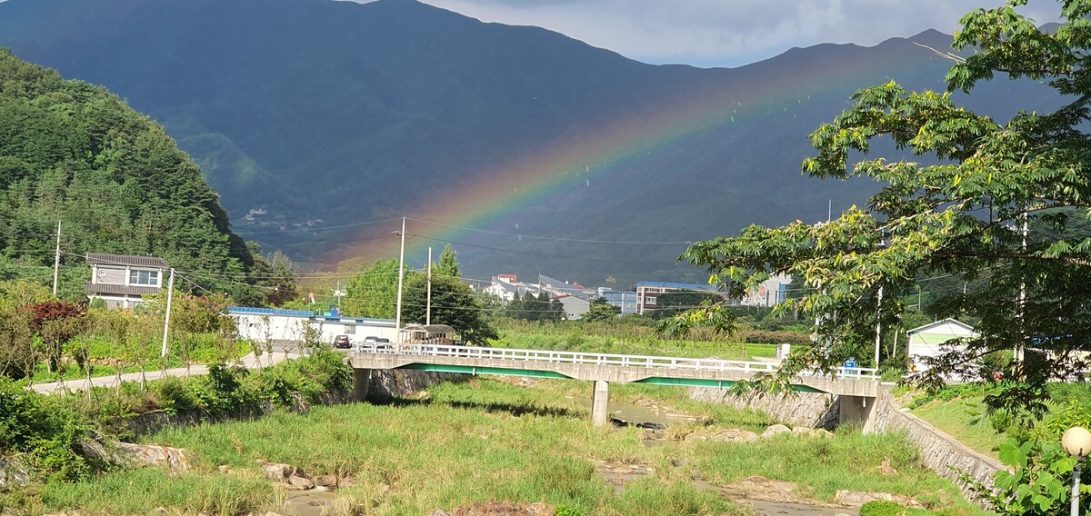 治愈的柏树室，可欣赏到Jirisan山谷和花园的美景