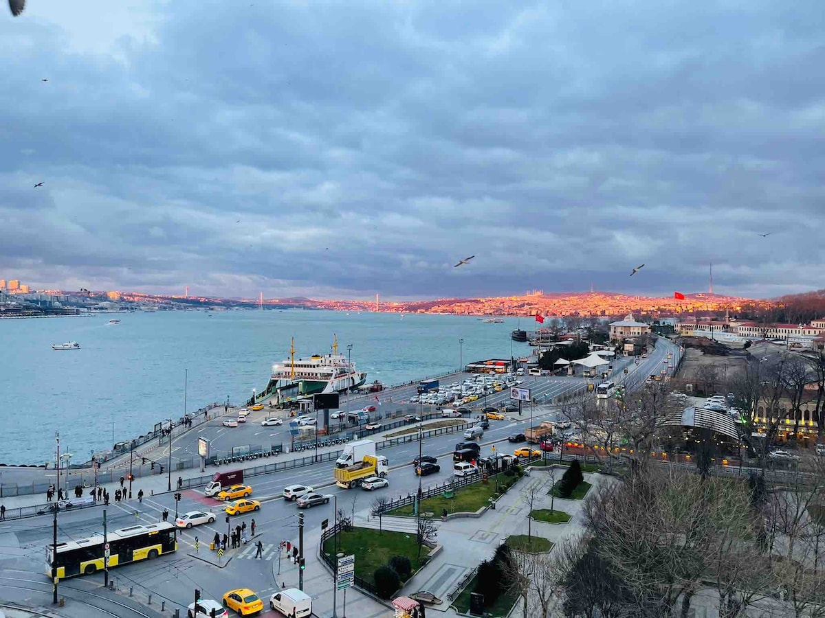 豪华客房和独立露台，可欣赏到伊斯坦布尔的博斯普鲁斯海峡