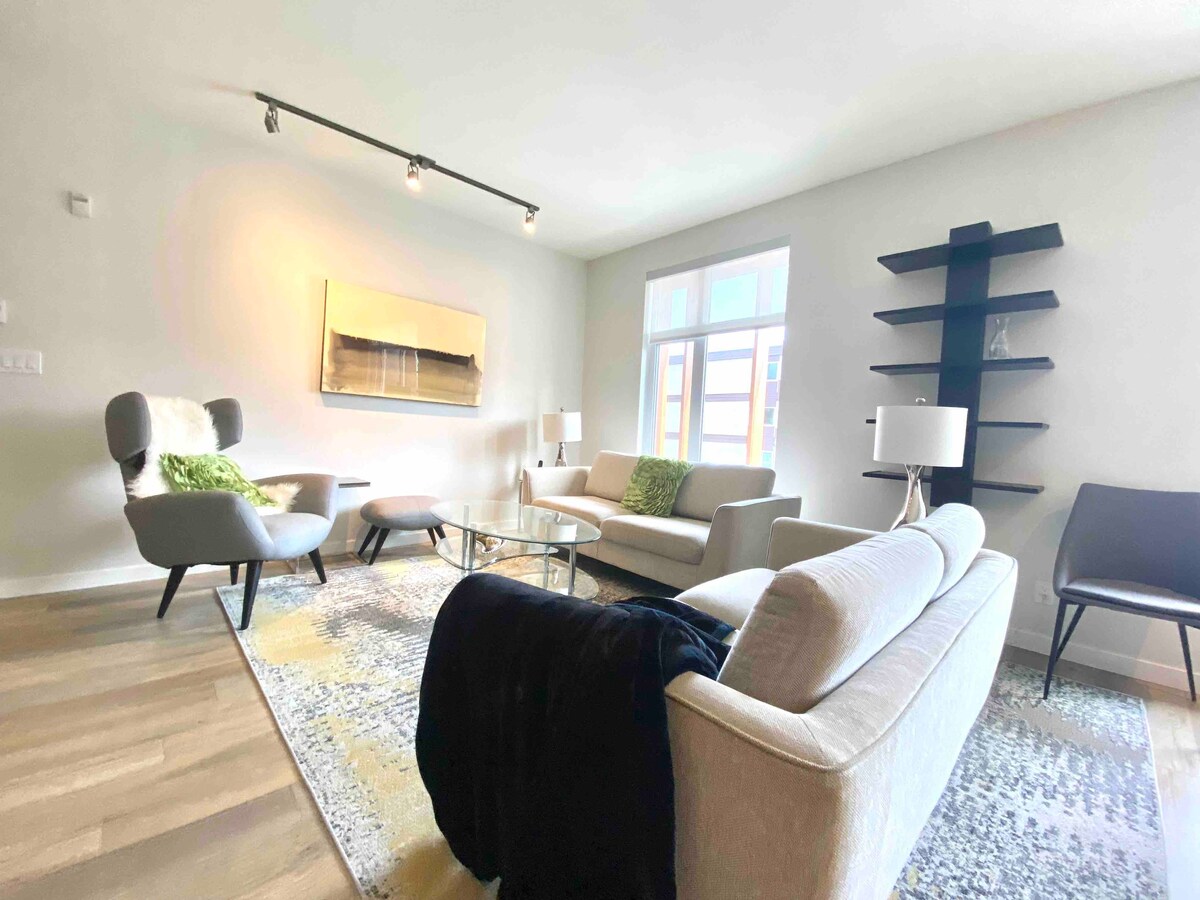 Brand New 3-Bedroom Condo in the Heart of Sidney !