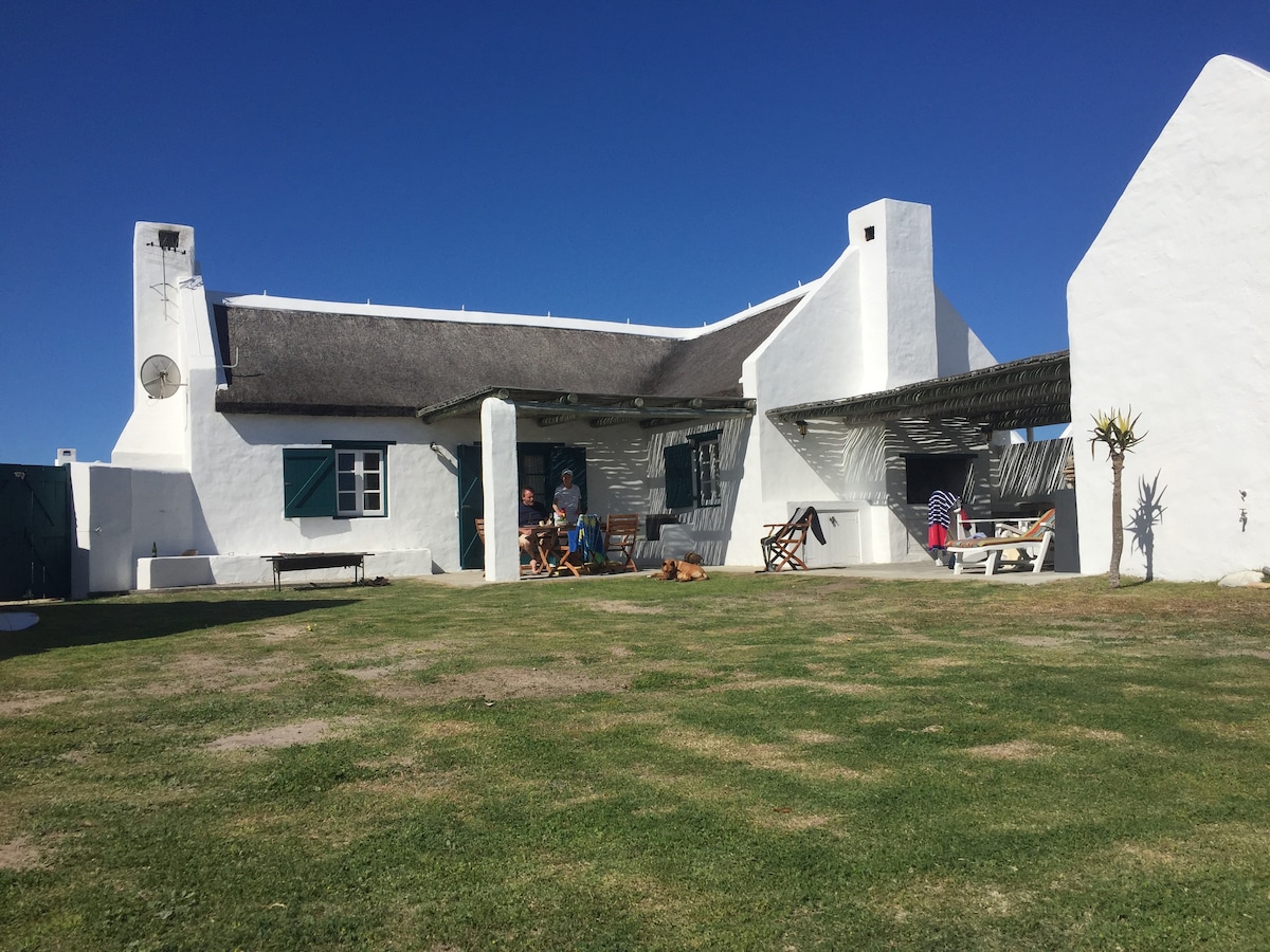 Beach cottage with unspoilt sundowner views.