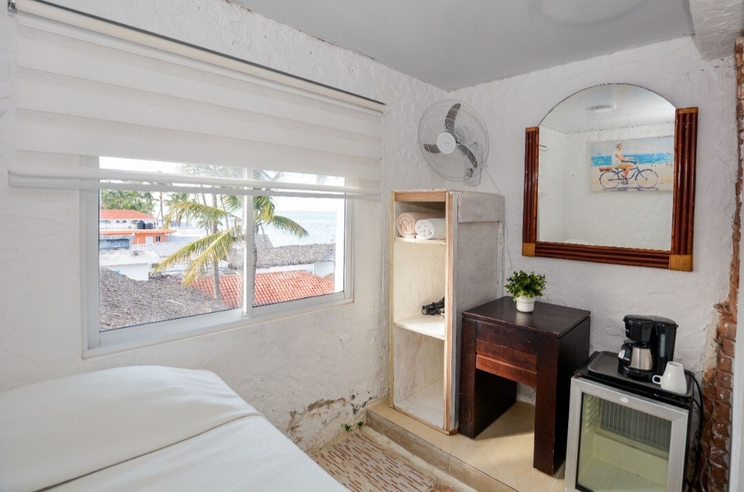 位于Cortecito海滩的简单房间。