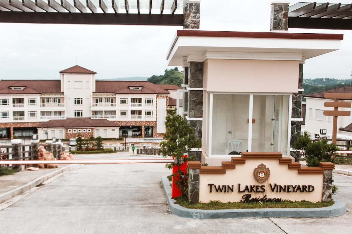 Twin Lakes Tagaytay Merlot （ Netflix + Board Games ）