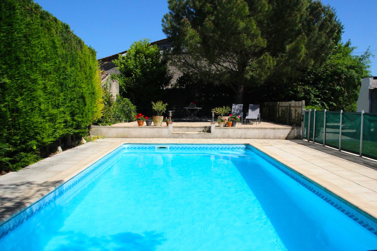 Gorgeous historic house, heated pool, private cafe