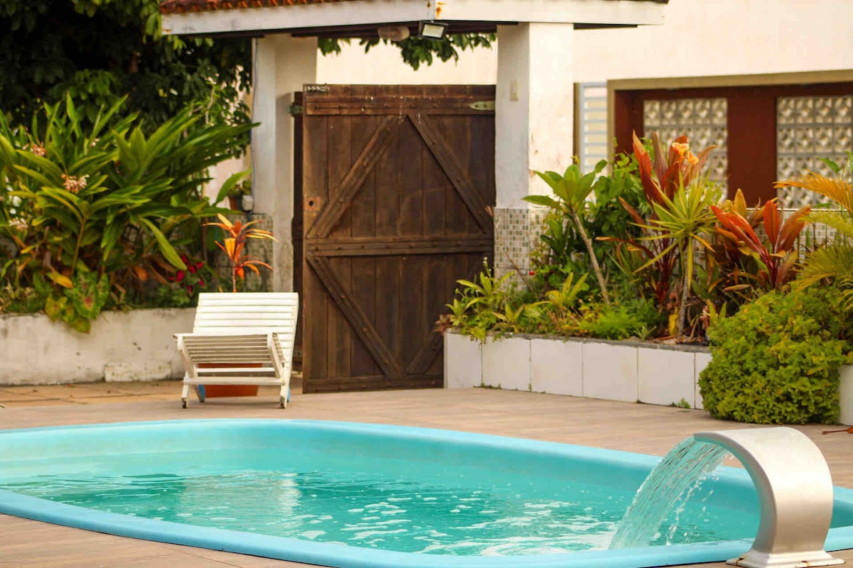 Casa com piscina, a poucos passos da praia