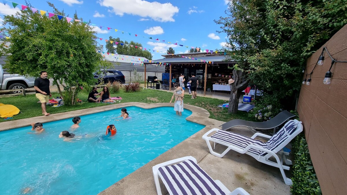 Cabaña con terraza, piscina, hot tub y parrilla.