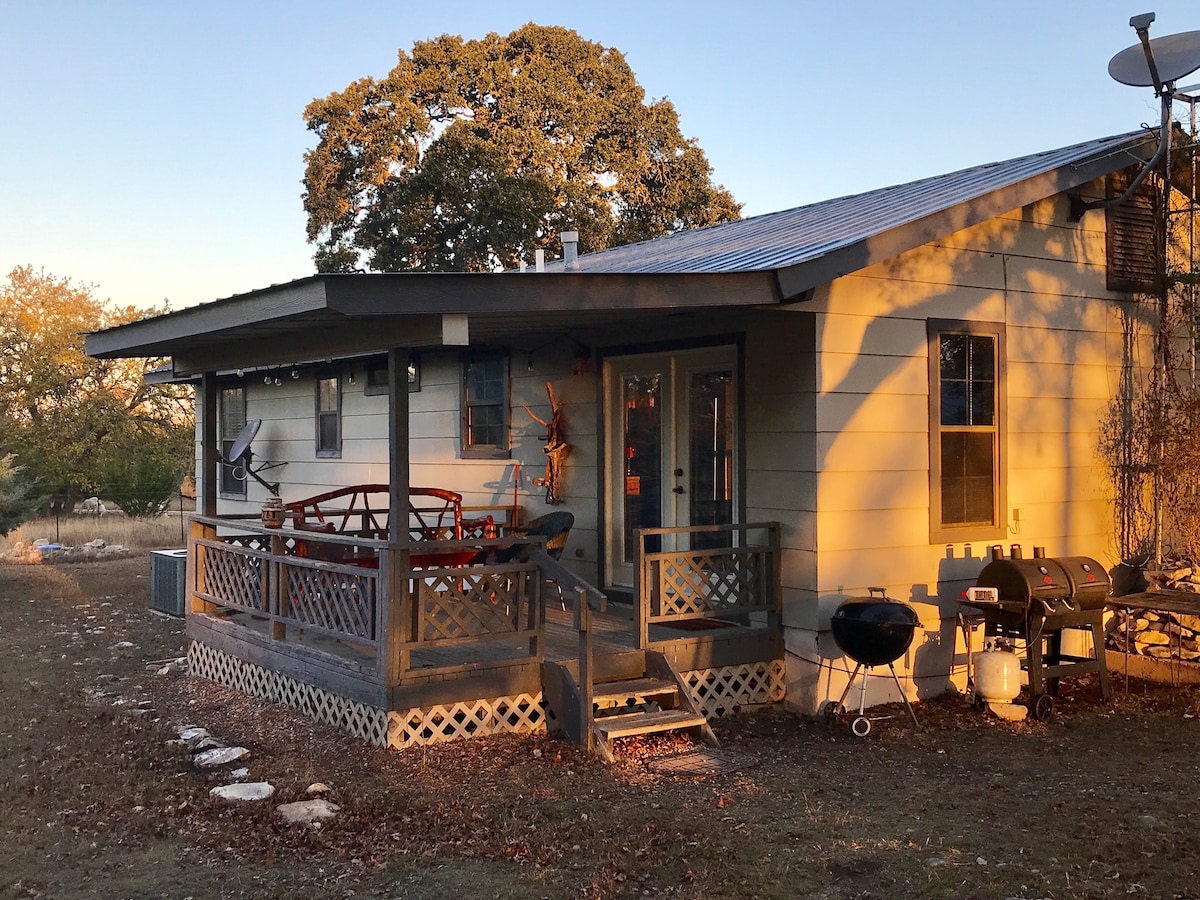 little cabin in the woods, 8 mi to Fredericksburg