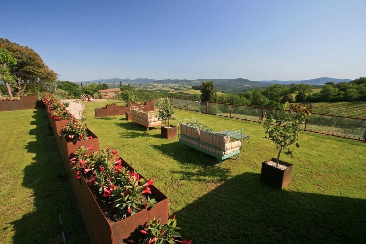 Amazing stone farmhouse a few km from Volterra