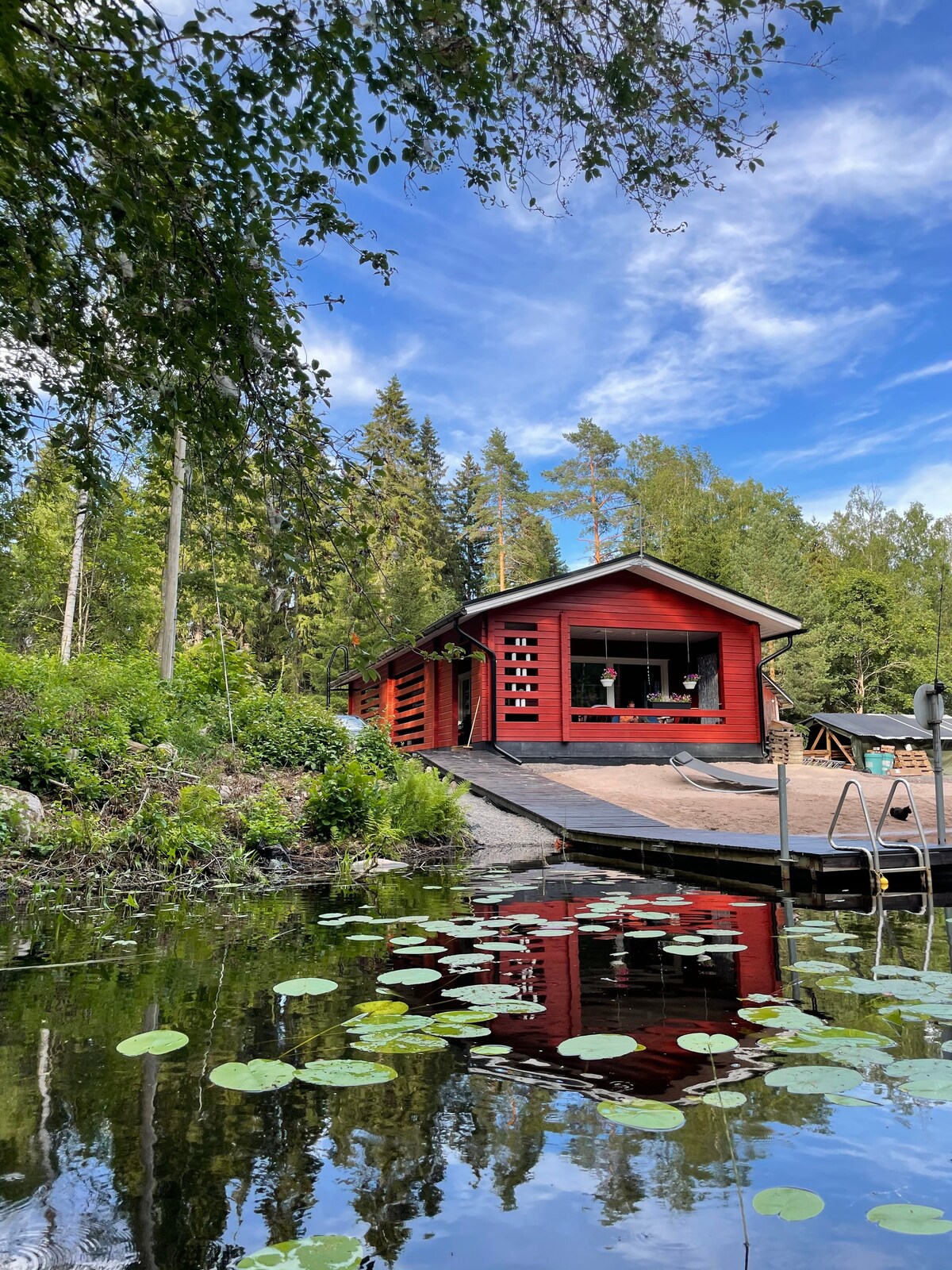 河畔现代小屋