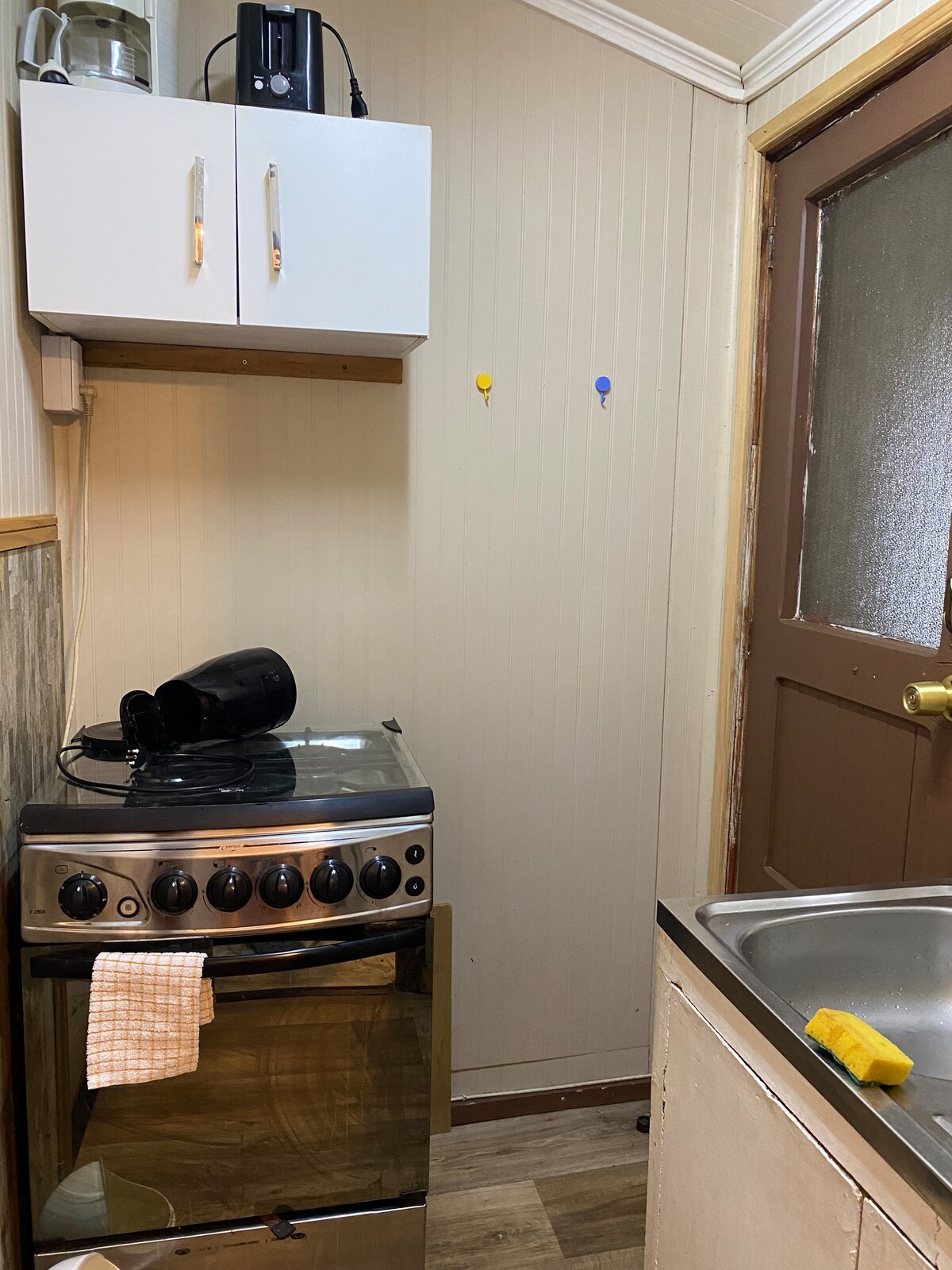 小公寓卧室和厨房