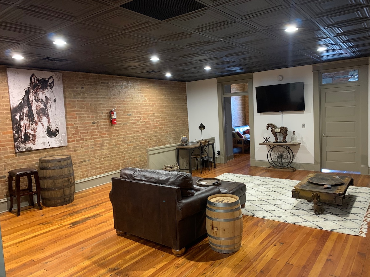 NEW "Bourbon on the Square" Downtown Rustic Loft