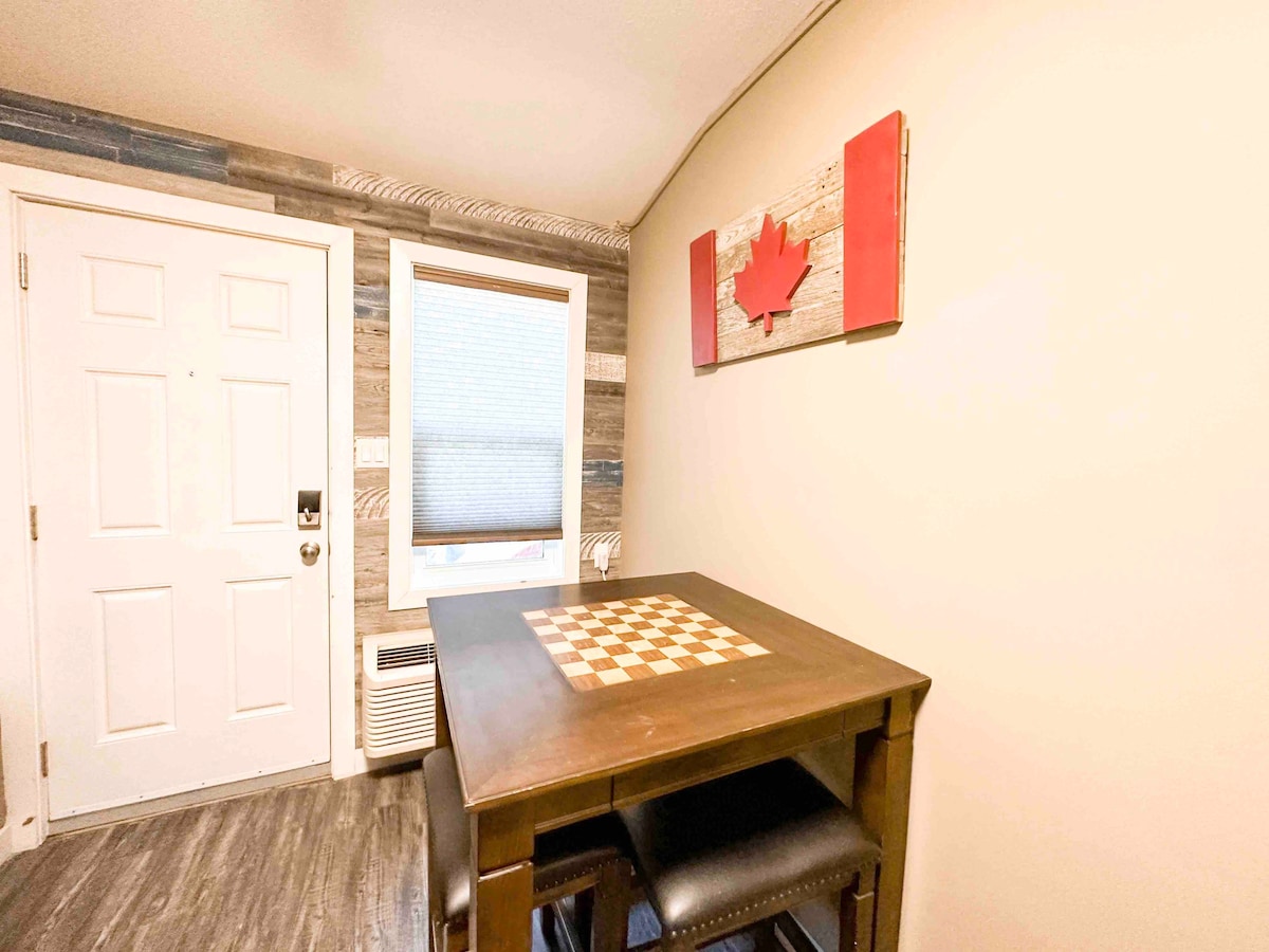 Canada Themed Suite | Central
