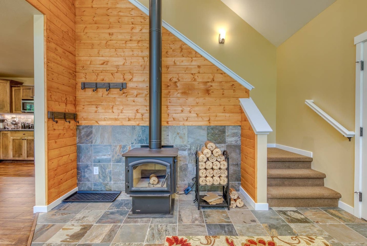 Big Tree Retreat: Hot tub, Woodstove, Salmon River