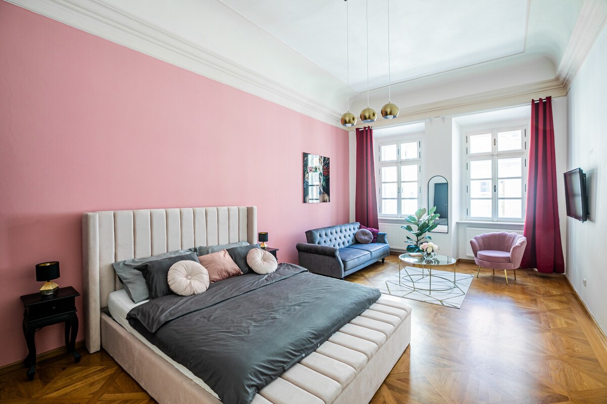 New Stylish 3 Suites Bedrooms Apt in Mala Strana