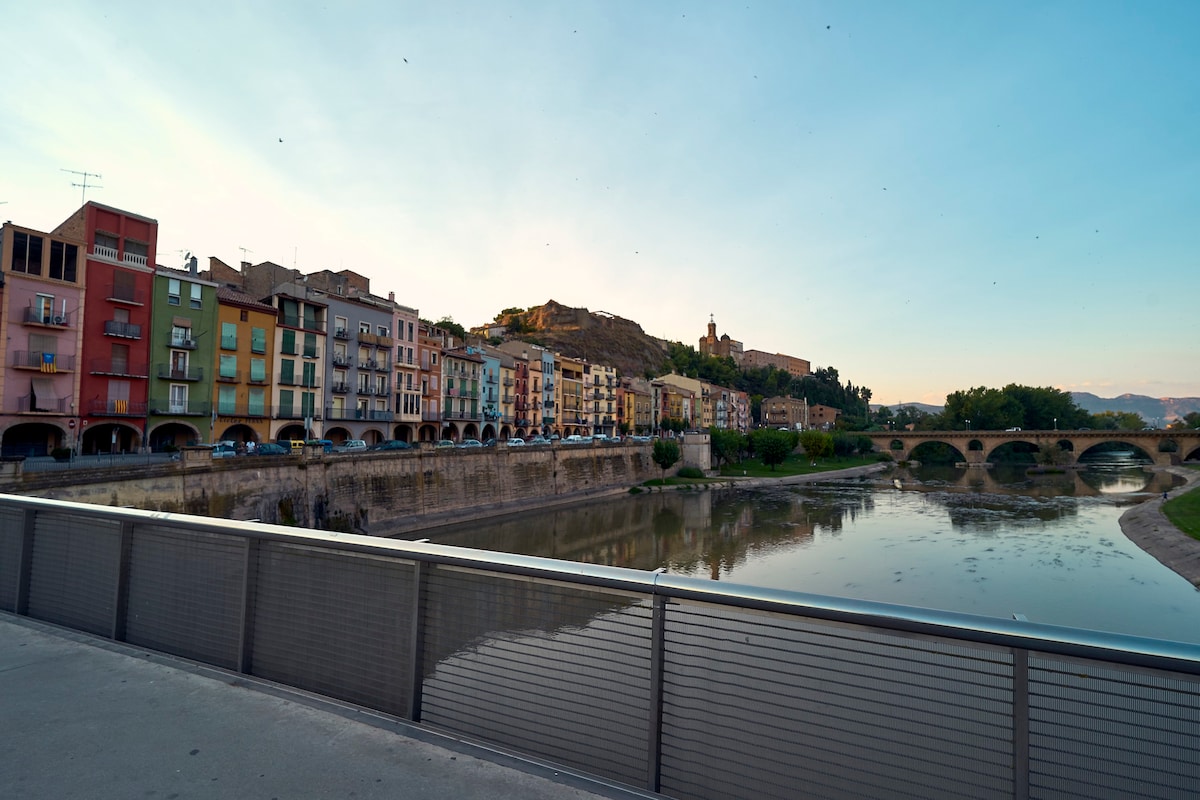 公寓面向Balaguer的Segre河。