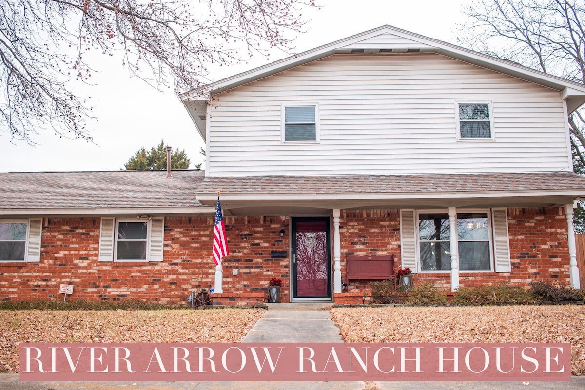 River Arrow Ranch House距离PW Mercantile仅4分钟路程