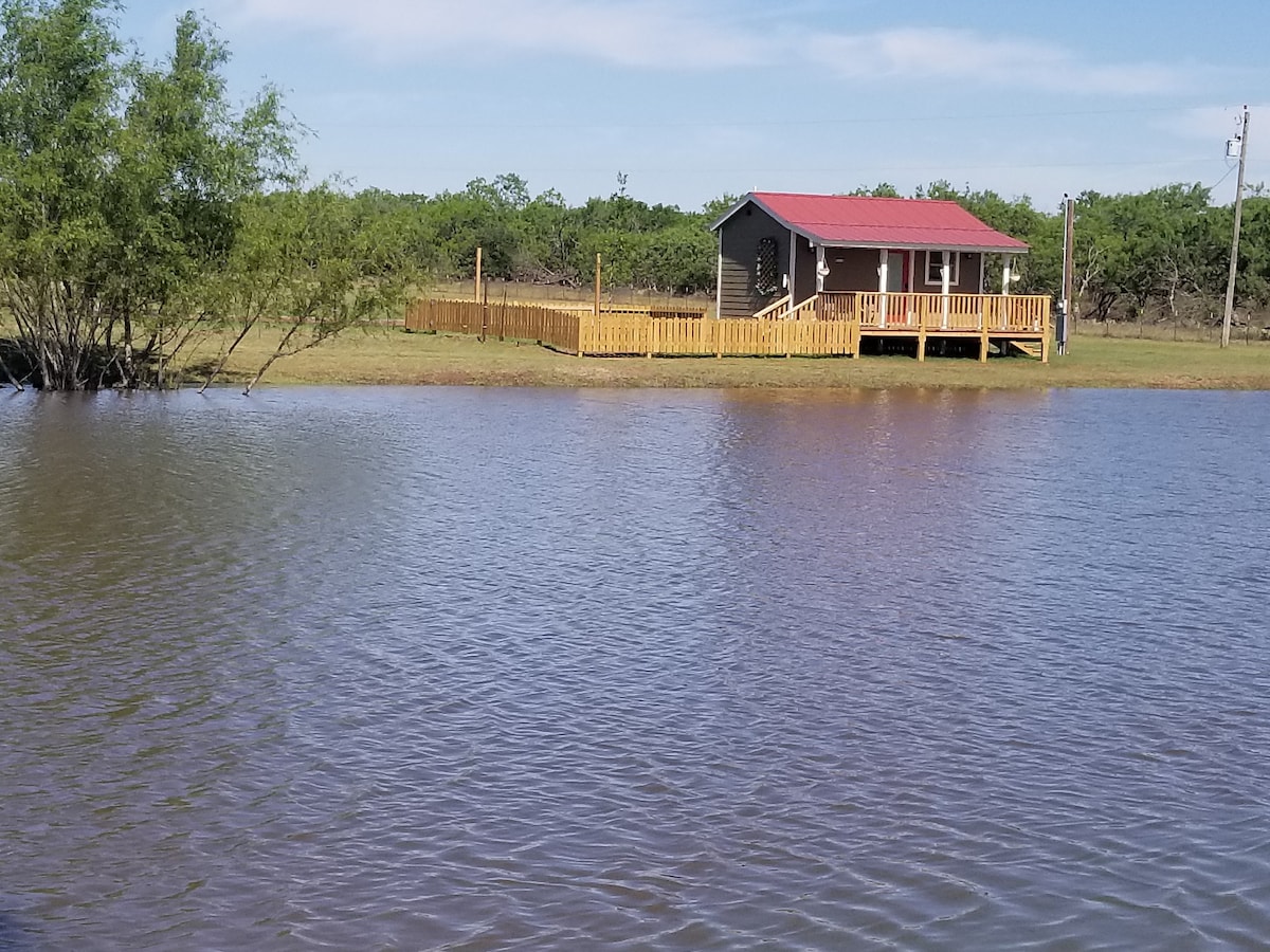 池塘上的浪漫小屋