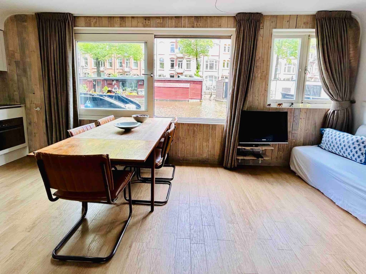 Luxurious, light & cosy boat in central Amsterdam