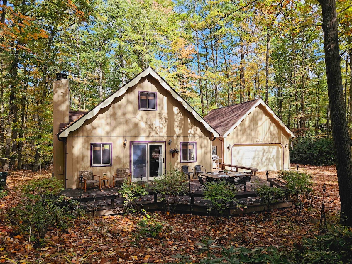 Cozy Chalet w/fireplace! Peaceful, wooded lot