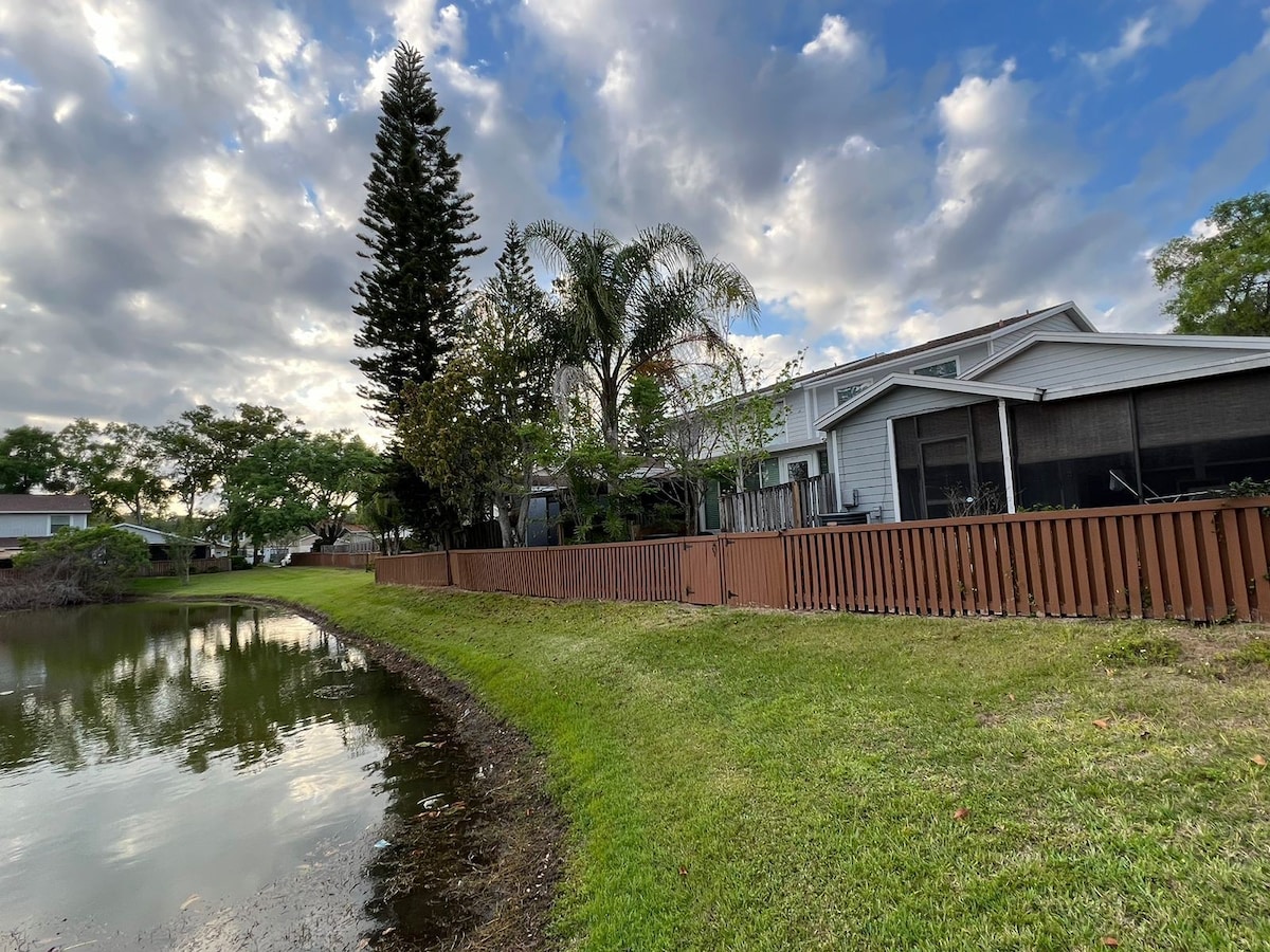 House w/Sunroom with lakeview near USF, Tampa.