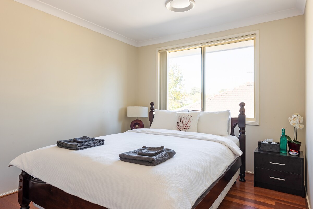 距离卡布拉马塔（ Cabramatta ）仅5分钟路程的大型空调房，标准双人床