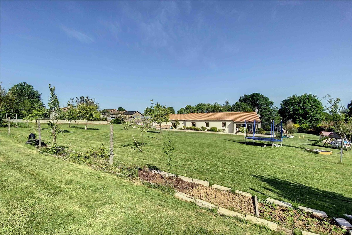 Maison à la campagne, grand jardin, Jacuzzi en été