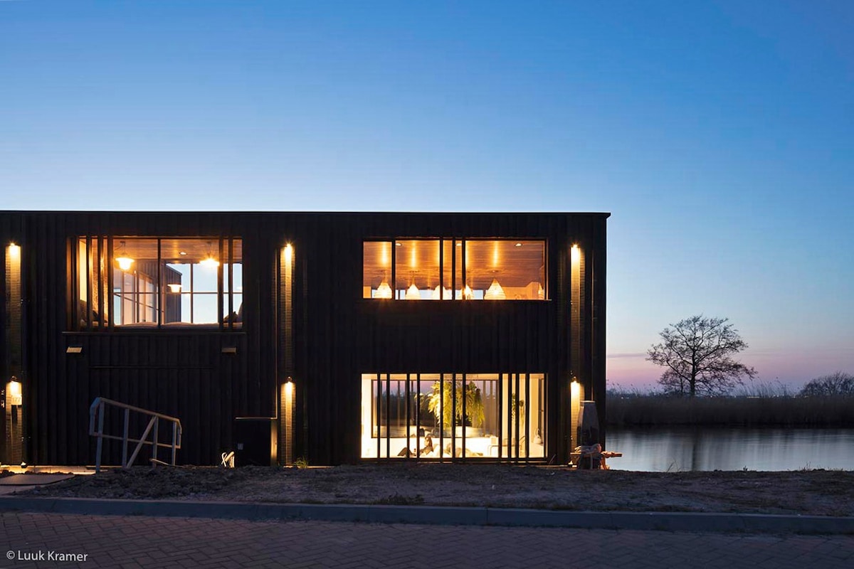 Houseboat/watervilla Black Swan