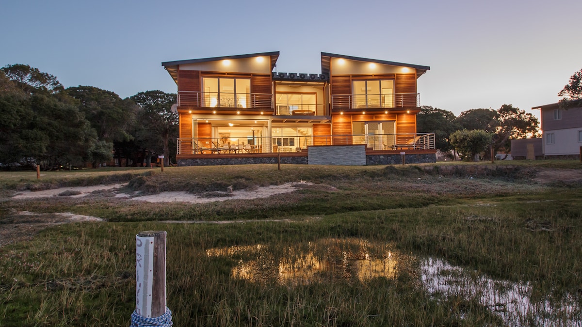 Spacious home on Knysna Lagoon