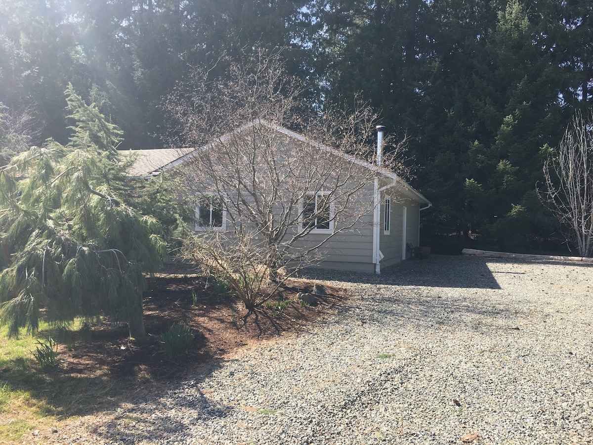 带热水浴缸的Qualicum Beach Cottage