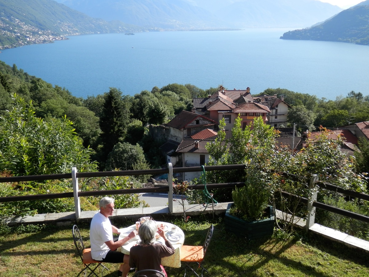 单间公寓，可欣赏马焦雷湖（ Lake Maggiore ）的美