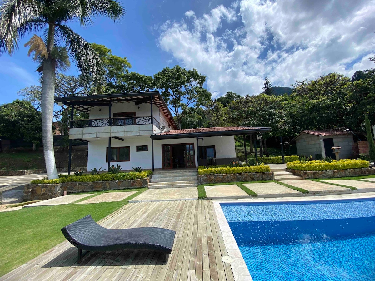 Hermosa Villa con piscina Privada a 20 minMedellín