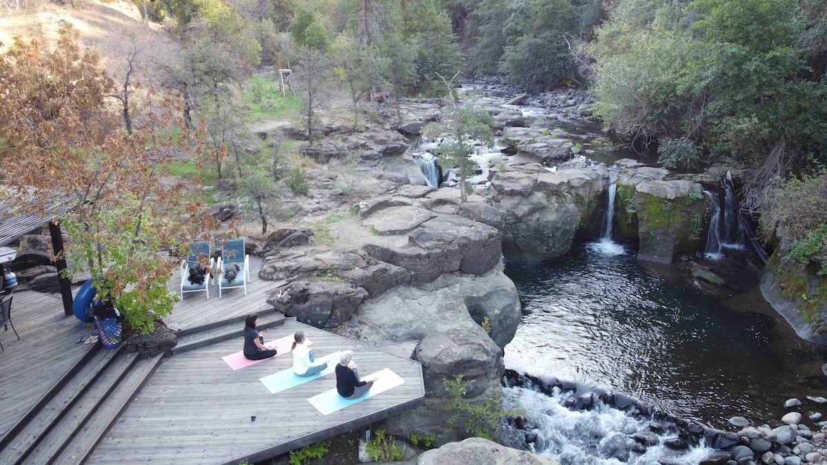 Creekside山地房源，带私人瀑布和农场