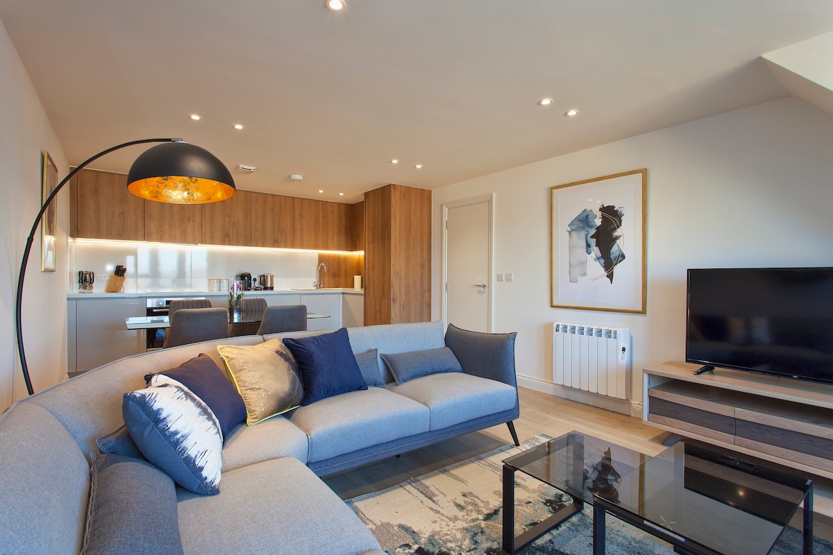 Modern flat on Staines high street with balcony