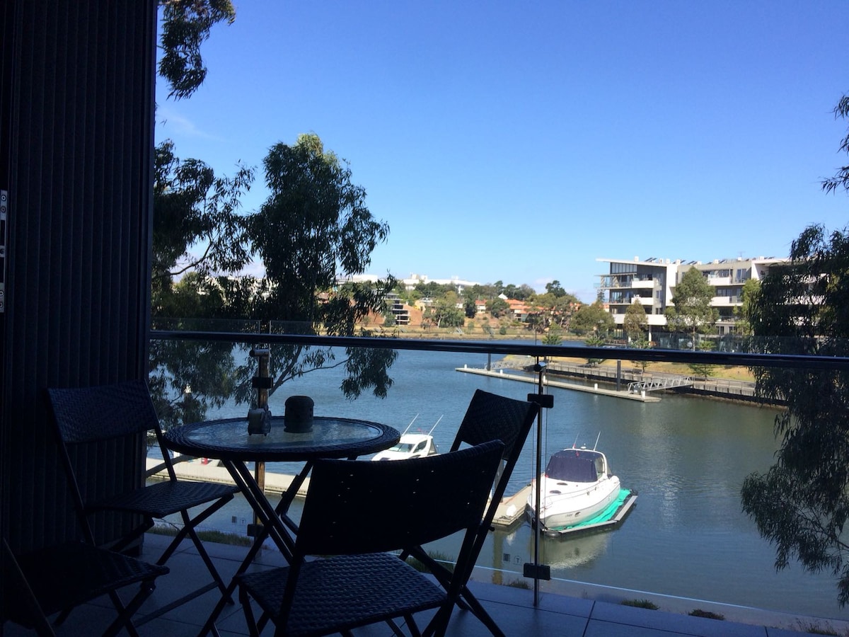 马里比农河（ Maribyrnong River ）上的滨海景观公寓