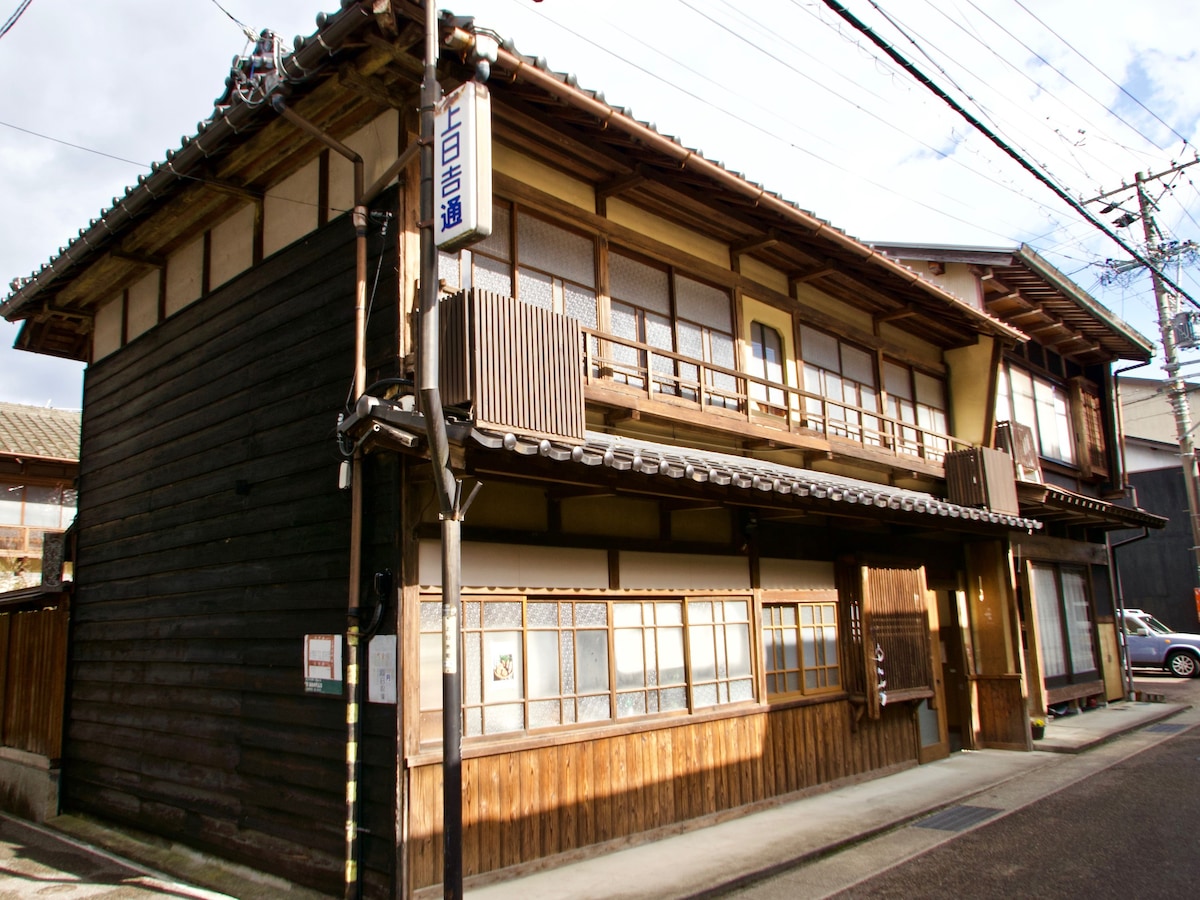 中世纪城堡镇改造的Geisha House