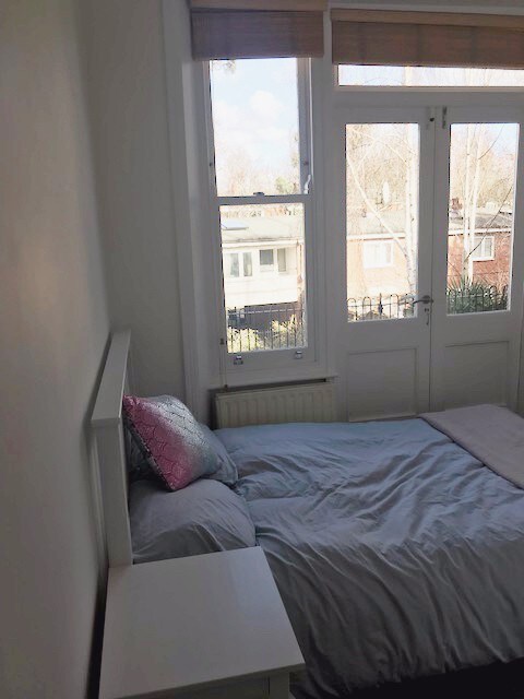 Highbury家庭住宅中的白色小卧室