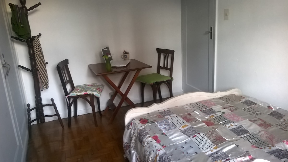 Quarto em sobradinho de vila em Pinheiros