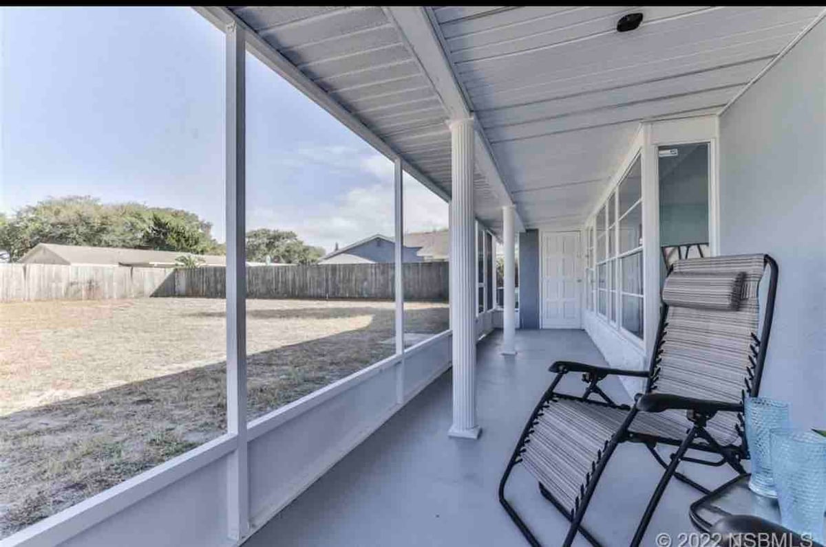 Private bedroom/bath in shared house near beach