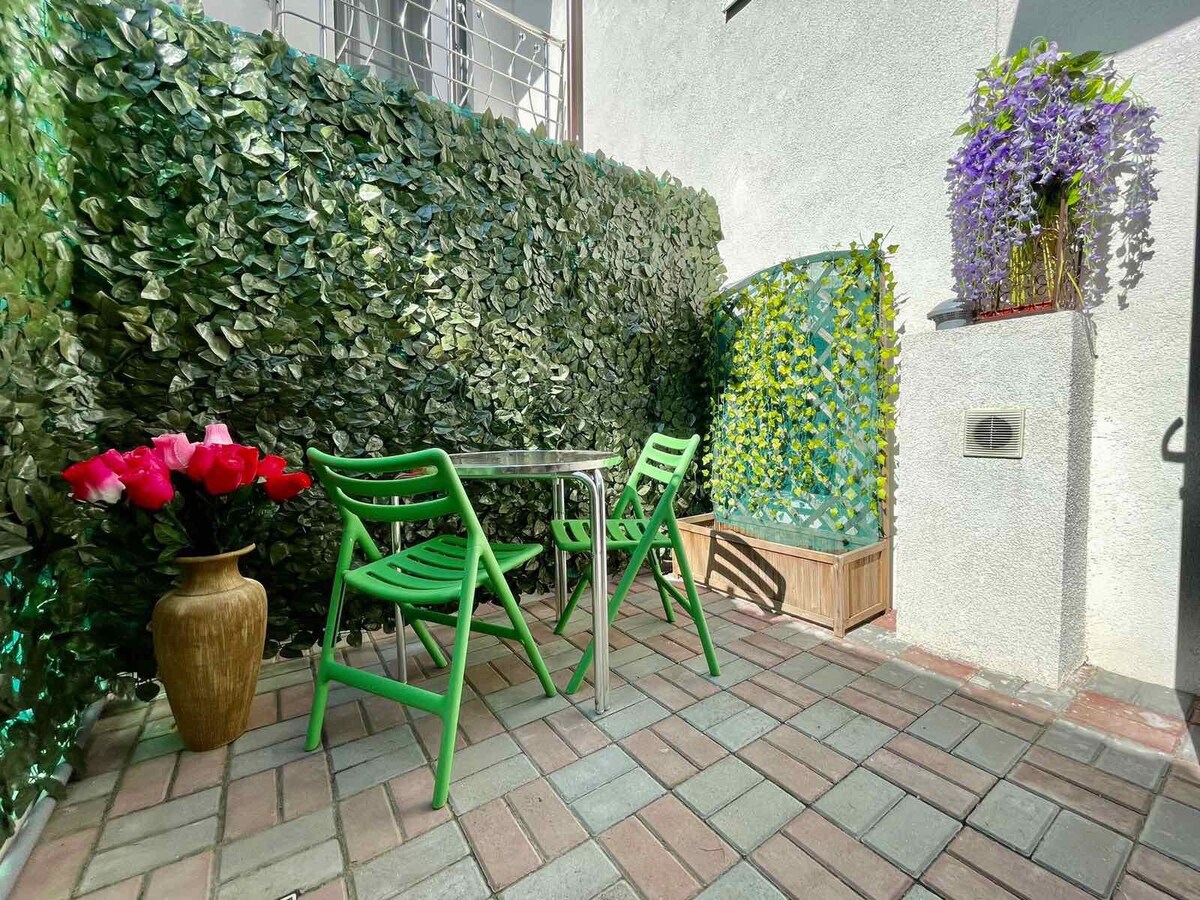 位于市中心的舒适公寓，带花园。