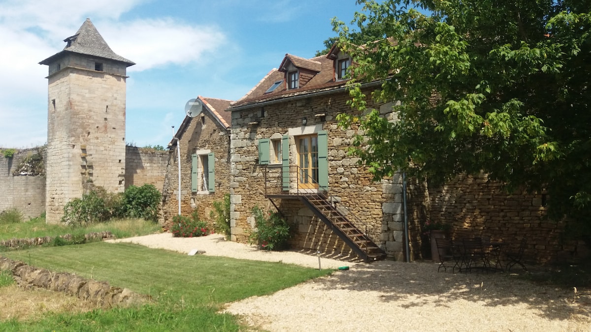 2 BEDROOM COTTAGE WITH POOL BESIDE A RUINED CASTLE