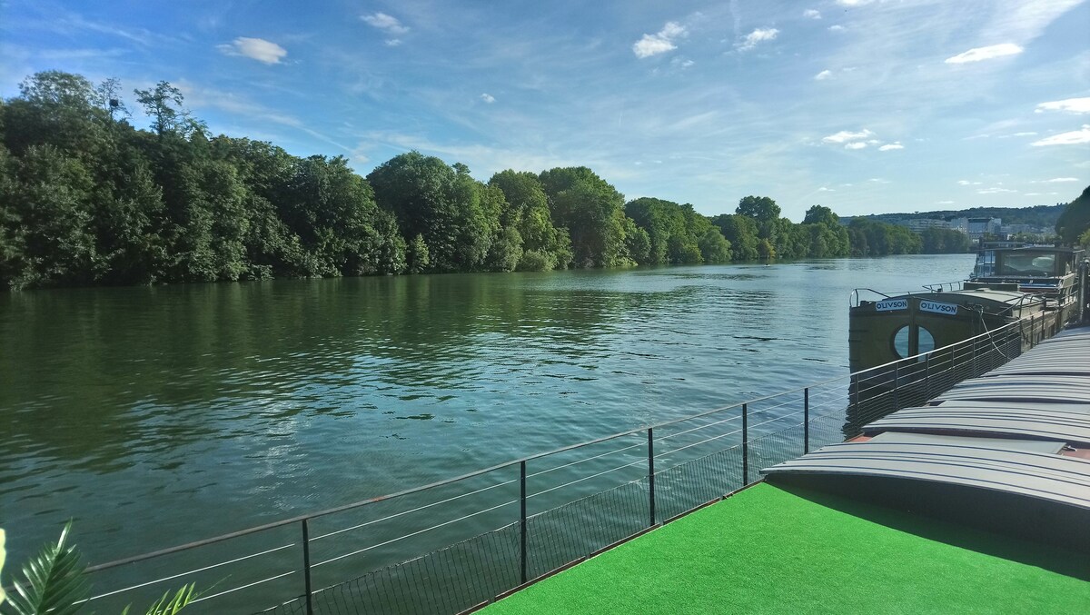 Belle péniche romantique à Paris